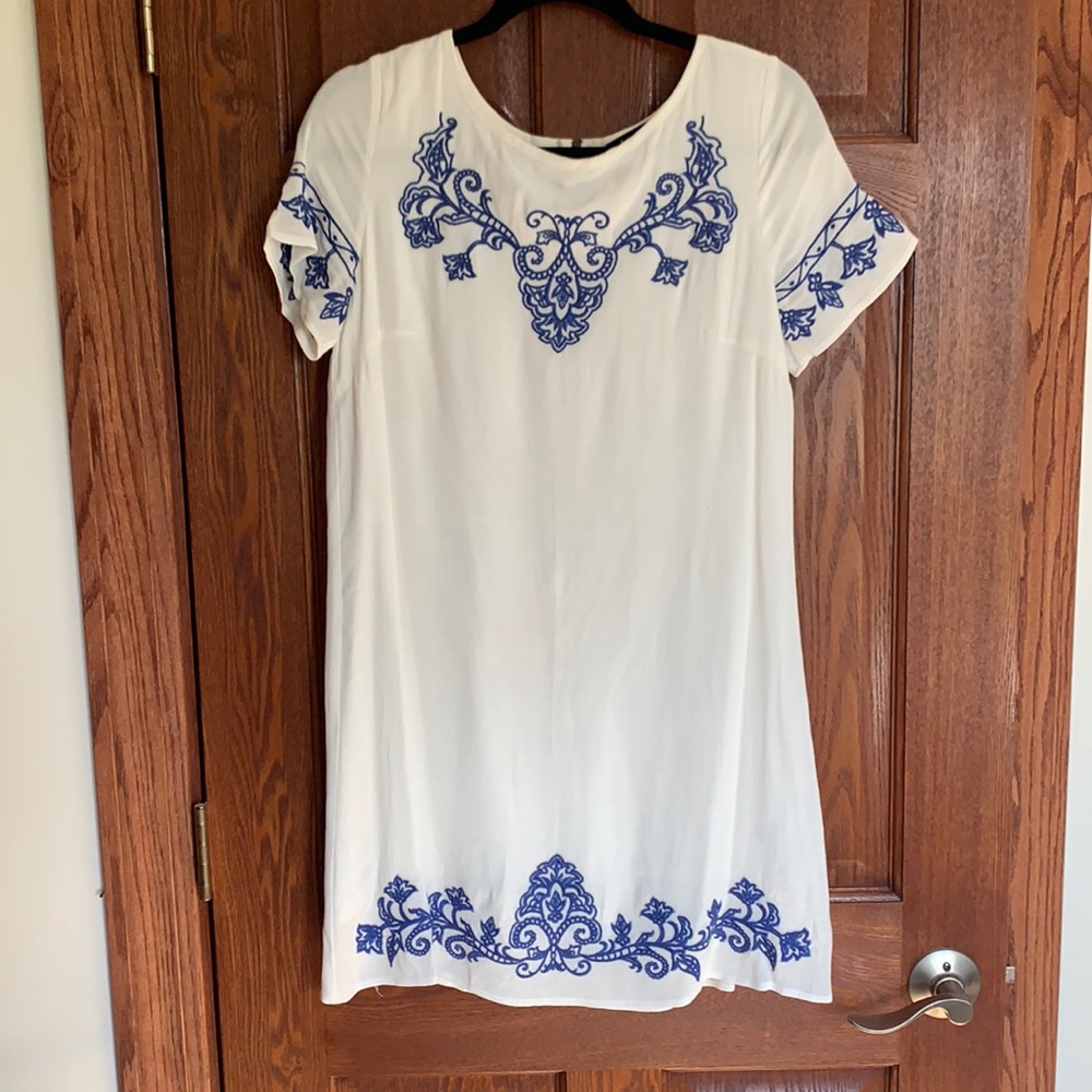 Embroidered shift dress